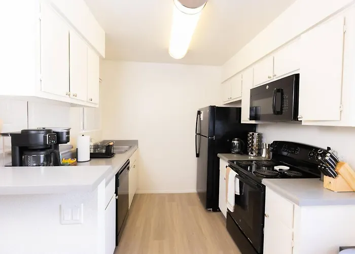 Luxe Near Downtown With Pool, Gym And Parking *
