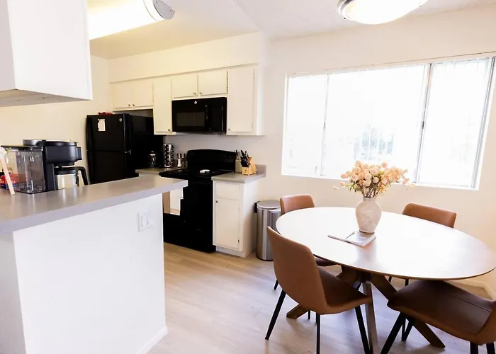 Luxe Near Downtown With Pool, Gym And Parking *