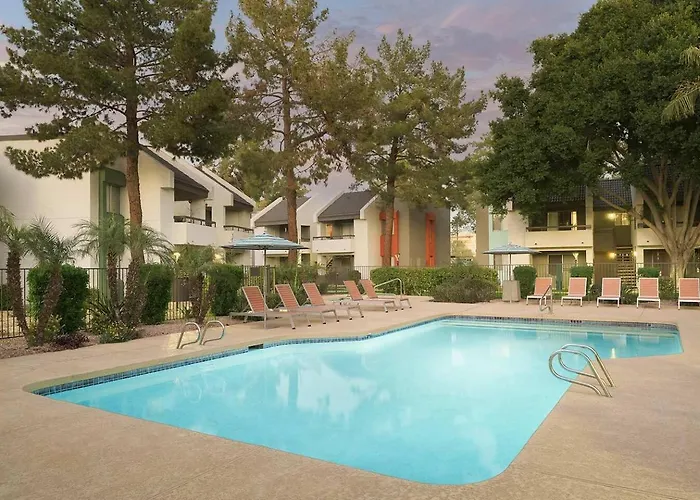Luxe Near Downtown With Pool, Gym And Parking Apartment Gilbert