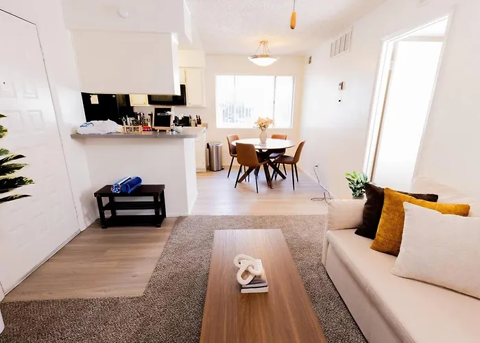 Luxe Near Downtown With Pool, Gym And Parking *